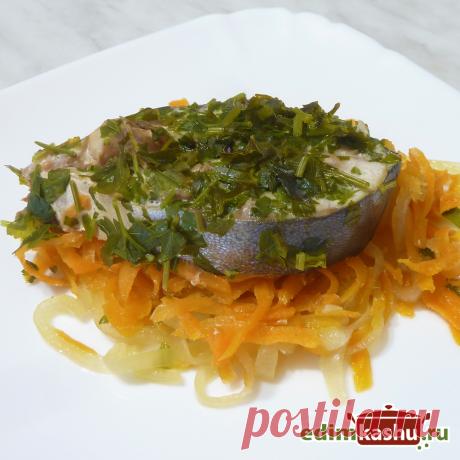 Тунец на сочной подушке из овощей - вкусное самодостаточное блюдо, которое не требует гарнира и готовится очень просто.