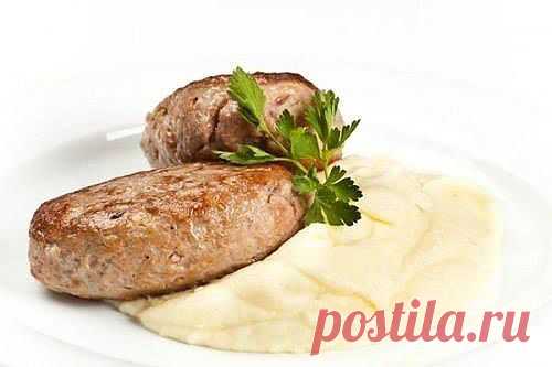 Куриные котлеты с овсянкой в мультиварке или на пару. 

(122 ккал/100гр)

Ингредиенты:
- 500 г куриного филе
- столовая ложка овсяных хлопьев (быстрого приготовления)
- 1 луковица
- 2 зубчика чеснока
- 2 ст. ложки молока
- чайная ложка оливкового масла
- соль
- свежая зелень
- 2 мульт. стакана воды