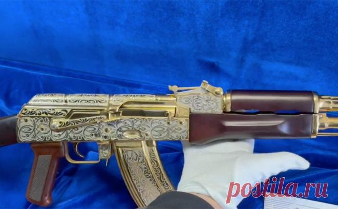 В аэропорту в Екатеринбурге у пассажира нашли позолоченный автомат. В международном аэропорту Кольцово в Екатеринбурге сотрудники таможни обнаружили в багаже у пассажира, вылетающего в Ташкент, позолоченный автомат АК-74М калибра 7,62 мм.