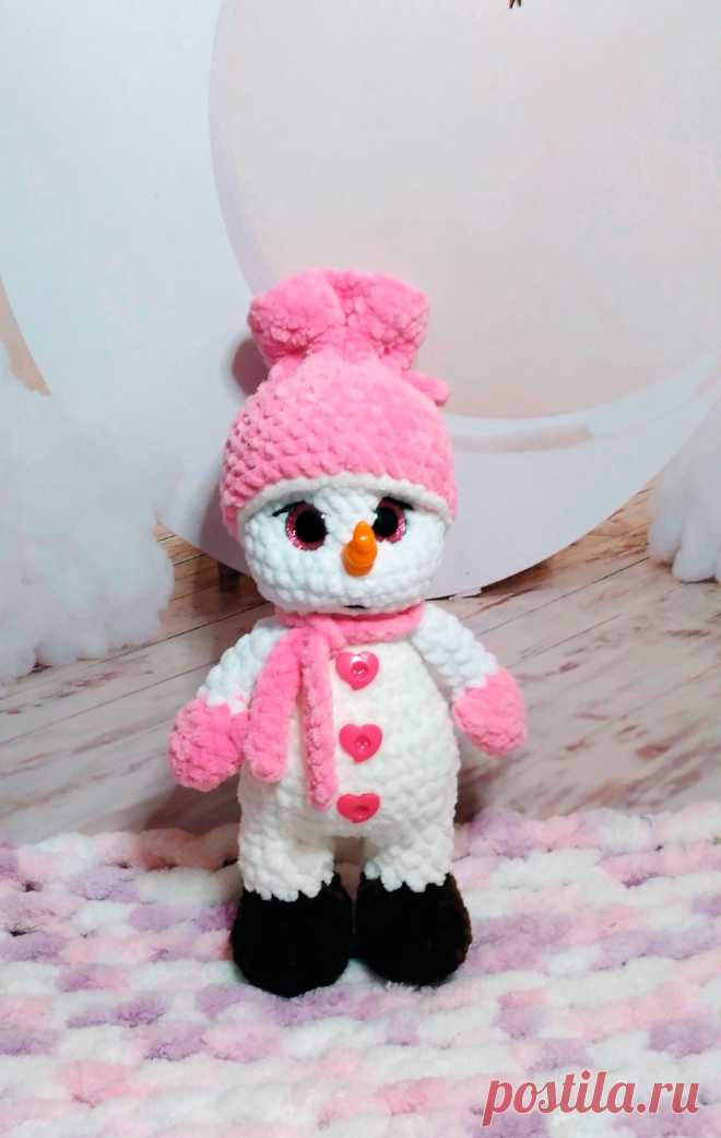 PDF Снеговичок крючком. FREE crochet pattern; Аmigurumi toy patterns. Амигуруми схемы и описания на русском. Вязаные игрушки и поделки своими руками #amimore - плюшевый снеговик к Новому году, новогодний снеговичок в шапочке из плюшевой пряжи.