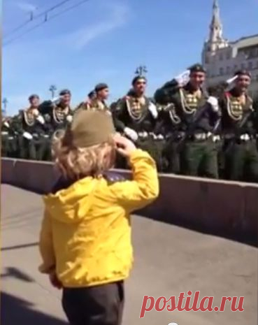 Маленький генерал. На репетиции парада Победы в Москве военные ответили на приветствие юного зрителя | ДОСТОЙНАЯ ЖИЗНЬ НА ПЕНСИИ