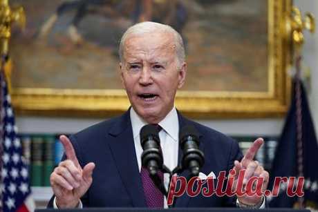 В Белом доме рассказали о манере Байдена срываться на подчиненных. Помощники президента США Джо Байдена избегают встреч с политиком наедине из-за его вспышек гнева и нецензурной лексики. По информации издания, некоторые чиновники берут коллег на встречу с Байденом в качестве щита на случай, если американский лидер будет вести себя агрессивно.