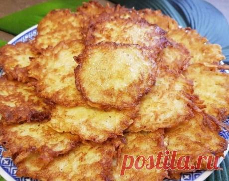 Драники "Всегда удачные"
Практически все любят драники, но многие не хотят возиться с натиранием картошки на мелкой терке, потом ее отжимать и прочее... А тут - трем на крупной терке!!! Раз-два и все готово и никакой возьни - румяные и вкусные драники уже на столе.