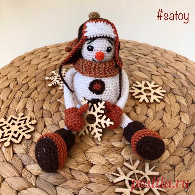 PDF Снеговик в шапке-ушанке крючком. FREE crochet pattern; Аmigurumi doll patterns. Амигуруми схемы и описания на русском. Вязаные игрушки и поделки своими руками #amimore - снеговик, Новый год, снеговичок.
