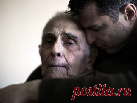 Они смотрели с отвращением на пожилого человека. Но потом случилось это