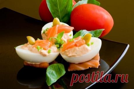 Фаршированные яйца.

26 вариантов для начинки:
1. Обжарьте мелко порезанный лук и смешайте с желтком.
2. Твердый сыр с чесноком, майонезом и желтком.
3. Желток с мелко порезанными маслинами или оливками и майонезом.
4. Красная или черная икра. Уже без желтка.
5. Сыр на мелкой терке, грецкие орехи плюс майонез и чеснок. Украсить половинками грецкого ореха.
6. Тунец или сайра с маслинами.
7. Креветки с желтком. Сверху – по целой вареной креветке.
8. Желток, майонез, горчица,...