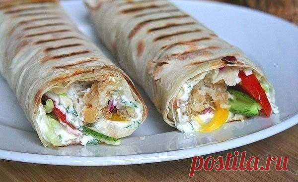 Домашняя шаурма
Всем знакомо блюдо вкусного и сытного ближневосточного фаст-фуда, как шаурма (шаверма, шаварма, шуарма, шаорма), которое у нас продают практически везде.
Так вот дома шаурму приготовить довольно просто, а результат получается такой, как вам надо, потому что вы сами можете добавлять ингредиенты на свой вкус.
Ингредиенты:
— тонкий армянский лаваш (можно заменить на питу)
— мясная составляющая (у меня в этот раз была диетическая куриная грудка)
— молодая капус...