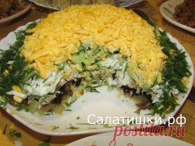 РЕЦЕПТ СЛОЁНОГО САЛАТА С КУРИЦЕЙ , ШАМПИНЬОНАМИ , ОГУРЦАМИ И ЧЕРНОСЛИВОМ » Рецепты вкусных салатов