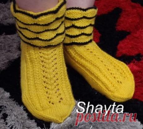 Здравствуйте, мастерицы! Домашние носочки связаны из Пехорки 
Мериносовой, полушерсть,100гр-200м. Потребовалось для жёлтых -130гр, на 
остальные — по 100гр., чулочные спицы №2,5.Для жёлтых набираем 64 п и 
вяжем вкруговую платочной вязкой 2 ряда чёрной нитью.Затем 8 рядов 
плат.вязкой жёлтой нитью.Далее ряд лиц.петлями:6 лиц.петель, 1 
лицевую(при этом ввести спицу в соответствующую петлю на 7 рядов ниже, 
поднимаем петлю на левую спицу и провязываем две вместе лицевой), 
...