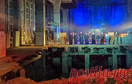 Спектакль-мистерию к 35-летию Чернобыльской аварии поставили во Владимире. В основу инсценировки легла книга Светланы Алексиевич "Чернобыльская молитва", фрагменты которой дополнены отрывками из произведений Достоевского, воспоминаниями владимирцев, работавших в зоне катастрофы