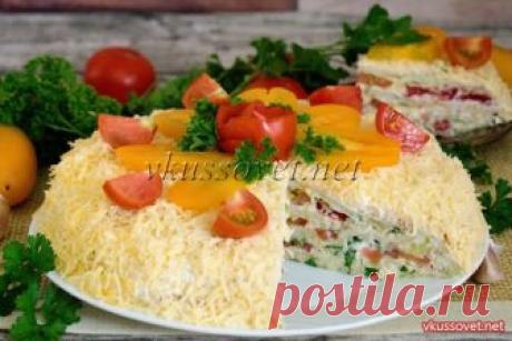 Кабачковый торт с помидорами и сыром Рецепт приготовления кабачкового торта со свежими помидорами, с сыром и сметанным кремом. Какой самый настоящий летний торт – это, конечно же, кабачковый. Настоящий взрыв и наслаждение вкуса, для вегетарианцев и всех следящих за фигурой просто находка. Несмотря на то, что кабачковый торт — это диет