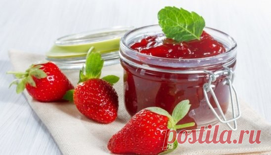 Клубничное варенье с мятой
спелая среднего размера клубника — 1000 г 
столько же сахара 
средний пучок свежей мяты без поврежденных листьев 
Готовим: 
залейте клубнику водой и отделите плодоножки 
промойте её под умеренной струёй воды и сложите стекать в дуршлаг 
пересыпьте в ёмкость для варки варенья, присыпьте ягоды сахаром 
накройте крышкой/полотенцем и оставьте на ночь либо половину дня для образования сиропа 
добавьте листья мяты целыми или измельченными в будущее варенье и ставьте его на