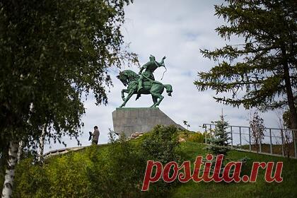 В Уфе раскрыли подробности реставрации памятника Салавату Юлаеву. После обследования памятника Салавату Юлаеву в Уфе было выявлено множество дефектов. В ходе реставрации их все устранят. Кроме того, монументу вернут изначальный серый цвет. Работы будут проводиться прямо на месте, а контролировать их будет общественный совет, куда входят архитекторы, инженеры, юристы и управленцы.