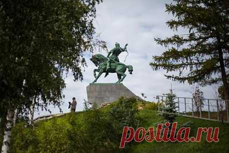 В Уфе раскрыли подробности реставрации памятника Салавату Юлаеву. После обследования памятника Салавату Юлаеву в Уфе было выявлено множество дефектов. В ходе реставрации их все устранят. Кроме того, монументу вернут изначальный серый цвет. Работы будут проводиться прямо на месте, а контролировать их будет общественный совет, куда входят архитекторы, инженеры, юристы и управленцы.