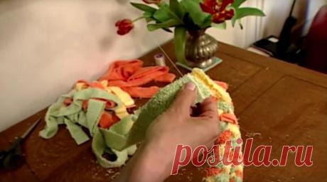 Моя подруга безжалостно режет на полоски махровые полотенца. В итоге у нее получаются коврики, которые невозможно купить в магазинах