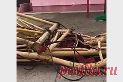 В России башенный кран рухнул на детскую площадку и попал на видео. В Ульяновские башенный кран рухнул на детскую площадку. На опубликованной видеозаписи видно фрагмент металлической конструкции желтого цвета, лежащий в нескольких метрах от детской горки. Голос за кадром сообщает, что в момент обрушения детей на площадке не было. Строительные работы приостановлены.