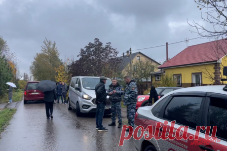 Были проблемы с деньгами. Соседи тещи Намина рассказали о ней и ее внуках. Весь день корреспондент aif.ru провел в деревне Крюково, где в ночь с 18 на 19 октября были убиты сын и экс-теща Стаса Намина. Вечером пасынка музыканта Романа Микояна, признавшегося в убийстве, привезли в дом, где все и произошло.