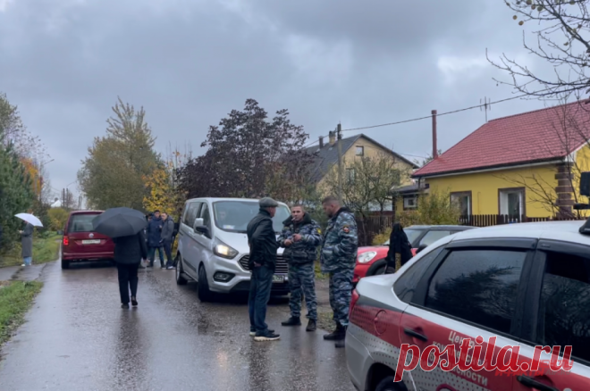 Были проблемы с деньгами. Соседи тещи Намина рассказали о ней и ее внуках. Весь день корреспондент aif.ru провел в деревне Крюково, где в ночь с 18 на 19 октября были убиты сын и экс-теща Стаса Намина. Вечером пасынка музыканта Романа Микояна, признавшегося в убийстве, привезли в дом, где все и произошло.