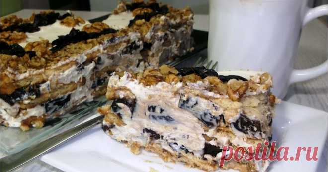 Быстрый и несложный! Торт без выпечки с черносливом и орехами       Такой торт получается достаточно пропитанным, в меру сладким, а чернослив со сметаной, создадут очень интересный вкус.   Для приготовл...