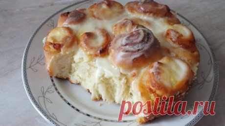 Вкусная творожная плетенка!
Ингредиенты
Пшеничная мука 500 г
Молоко 250 мл
Сливочное масло 100 г
Сахар 6 ст. л.
Дрожжи 30 г
Соль 1 щеп.
Творог 500 г
Яйцо 1 шт.
Приготовление
Дрожжи и 2 ст. л. сахара залейте теплым молоком и оставьте на 25 минут. Добавьте просеянную муку, размягченное сливочное масло и щепотку соли. Замесите тесто.Разделите тесто пополам (для двух пирогов) и раскатайте каждый кусок толщиной 2 см.Творог перетрите с оставшимся сахаром и яйцом.Выложите творожную начинку на тесто, по