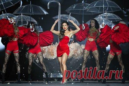 Нюша вышла в свет в ультракоротком платье