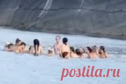 Туристы устроили голый заплыв на пляже в Сочи и попали на видео