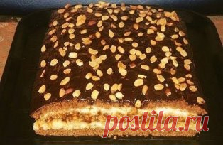 Торт «Домашний» с потрясающим вкусом. Попробовав раз, теперь готовлю постоянно!
ИНГРЕДИЕНТЫ ДЛЯ ТЕСТА 
● 3 яйца 
● 1 ст. сахара 
● 3 ст. л. густой сметаны 
● 3 ст. л. какао-порошка 
● 1 ст. муки 
● 1 ст. л. разрыхлителя
ИНГРЕДИЕНТЫ ДЛЯ ПЕРВОГО КРЕМА 
● 1 ст. манки 
● 3/4 ст. сахара 
● 250 г сливочного масла 
● 3 ст. молока 
ИНГРЕДИЕНТЫ ДЛЯ ВТОРОГО КРЕМА 
● 1 упаковка несоленых крекеров (печенья) 
● 0,5 л вареного сгущенного молока 
● 200 г жареного арахиса
ПРИГОТОВЛЕНИЕ 
1. Начинай с приг