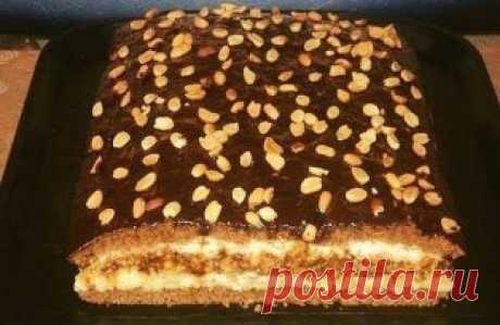 Торт «Домашний» с потрясающим вкусом. Попробовав раз, теперь готовлю постоянно!
ИНГРЕДИЕНТЫ ДЛЯ ТЕСТА 
● 3 яйца 
● 1 ст. сахара 
● 3 ст. л. густой сметаны 
● 3 ст. л. какао-порошка 
● 1 ст. муки 
● 1 ст. л. разрыхлителя
ИНГРЕДИЕНТЫ ДЛЯ ПЕРВОГО КРЕМА 
● 1 ст. манки 
● 3/4 ст. сахара 
● 250 г сливочного масла 
● 3 ст. молока 
ИНГРЕДИЕНТЫ ДЛЯ ВТОРОГО КРЕМА 
● 1 упаковка несоленых крекеров (печенья) 
● 0,5 л вареного сгущенного молока 
● 200 г жареного арахиса
ПРИГОТОВЛЕНИЕ 
1. Начинай с приг