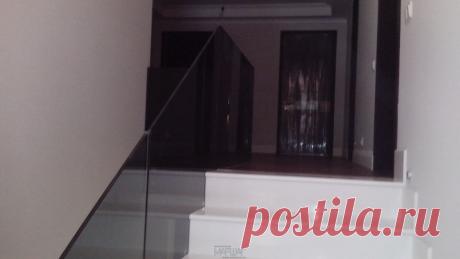 Изготовление лестниц, ограждений, перил Маршаг – Черные ​стеклянные ограждения​ с установкой