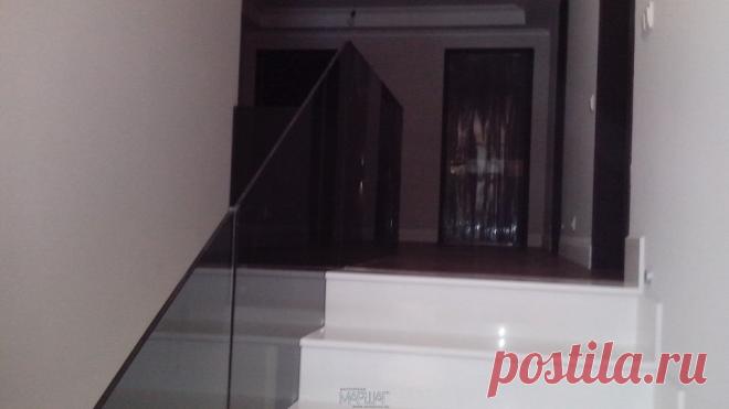 Изготовление лестниц, ограждений, перил Маршаг – Черные ​стеклянные ограждения​ с установкой