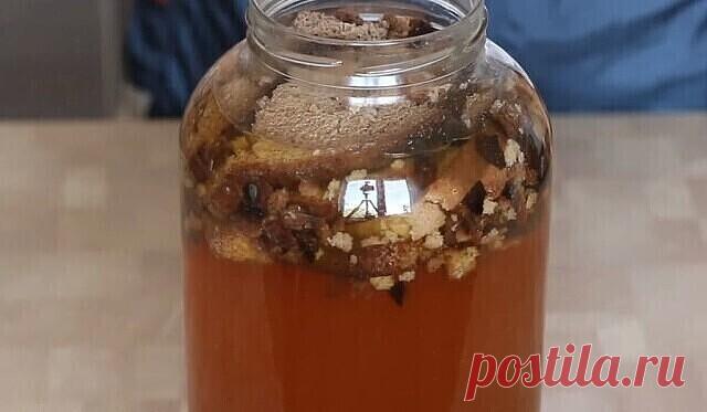 Бочки с квасом обхожу стороной, магазинную баланду не покупаю. Готовлю ядреный напиток из домашней закваски.

Вечная закваска без дрожжей, только черный хлеб!

Ингредиенты:

300 г ржаного хлеба (черного)

3–4 л воды

10–15 ст. л сахара

2 ст. л. изюма

Приготовление:

Нарежь хлеб кусочками и подсуши в духовке до румяной корочки. Следи, чтобы сухари не подгорели, иначе квас будет горчить.

Остывшие сухари переложи в емкость, в которой будешь готовить квас.

Вскипяти воду и ...