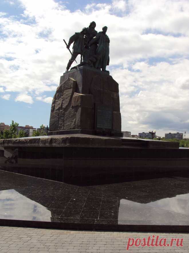 Памятник морякам рыбколхоза"Черноморец" погибшим в шторме 21 февраля 1953 года в районе Поти на сейнере "Уруп".