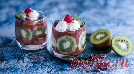 Киви с шоколадом и сливками - ПУТЕШЕСТВУЙ ПО САЙТУ. В нашей жизни нередко возникают ситуации, когда требуется кого-то потрясти до глубины души – хотя бы и десертом. А сил и умений хватает не всегда. На этот случай вот вам гениальный выход из положения. В главной роли – киви. ИНГРЕДИЕНТЫ 2 очень спелых киви 160 мл сливок жирностью 35% 70 г молочного или …