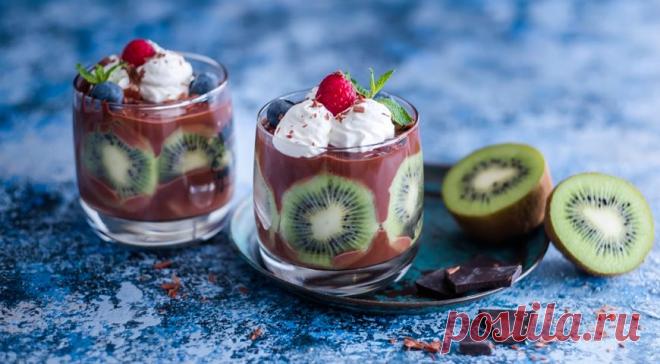 Киви с шоколадом и сливками - ПУТЕШЕСТВУЙ ПО САЙТУ. В нашей жизни нередко возникают ситуации, когда требуется кого-то потрясти до глубины души – хотя бы и десертом. А сил и умений хватает не всегда. На этот случай вот вам гениальный выход из положения. В главной роли – киви. ИНГРЕДИЕНТЫ 2 очень спелых киви 160 мл сливок жирностью 35% 70 г молочного или …