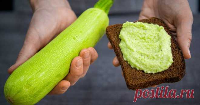В нашей семье такие кабачки едят ложками и просят добавки. Вкусно за 5 минут из 3 ингредиентов Любите кабачки? Тогда вам точно нужно опробовать этот рецепт. Готовится очень быстро, получается восхитительно вкусно!Ингредиенты:кабачки — 700 гр. (1-2 шт.);
плавленый сыр — 140 гр.;
чеснок — 2...