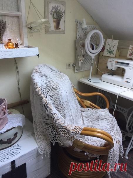 Вспомнился дурацкий анекдот-
«Знаете, почему волки не едят бабушек?
Они во рту вяжут».

У меня тоже вязальные процессы в разгаре. Медленно, так как переключаюсь с одного на другой.
В вопросе - скатерть или плед, победил плед. Ну и ленточный жакетик тоже продвигается