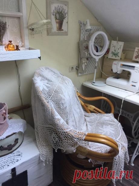 Вспомнился дурацкий анекдот-
«Знаете, почему волки не едят бабушек?
Они во рту вяжут».

У меня тоже вязальные процессы в разгаре. Медленно, так как переключаюсь с одного на другой.
В вопросе - скатерть или плед, победил плед. Ну и ленточный жакетик тоже продвигается