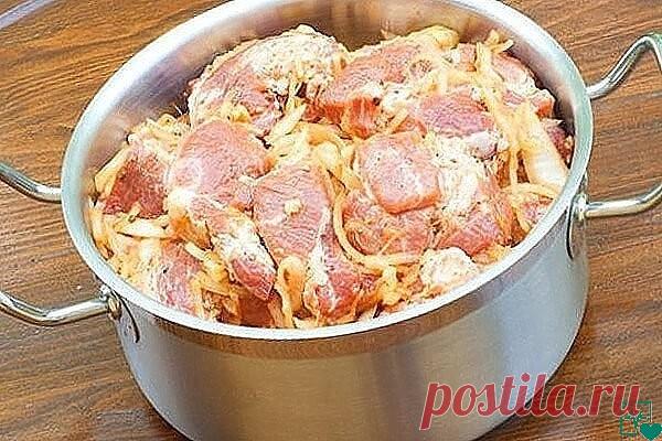 Шашлыки. АРМЯНСКИЙ маринад
Нет, я не утверждаю, что способ единственно верный, но мне этот рецепт достался от одного старого армянина.
В общем, такой способ маринования интересен по нескольким параметрам: маринуется довольно быстро (40 минут), мясо в маринаде без холодильника суток трое нормально себя чувствует (ну, при таком пекле, как прошлым летом, я, все-таки, не стал бы рисковать, конечно, но при 25-28 градусах - нормально, главное на солнцепек не ставить), и очень бы...