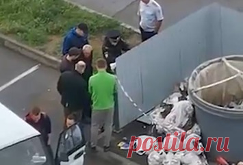 Части расчлененного тела россиянки обнаружили на лестничной клетке и в мусорке. В Томске обнаружили расчлененное тело женщины на лестничной площадке дома. Другие части ее тела, завернутые в пакет, нашли в мусорном баке. Два дня назад она выпивала алкоголь с двумя мужчинами, которые пригласили ее в гости. Подозреваемый в совершении преступления 63-летний мужчина задержан.