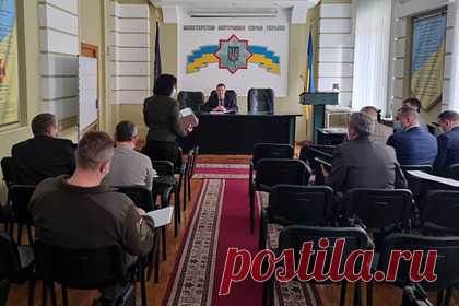 Сослуживцы устроившего бойню украинского солдата рассказали о дедовщине в части. Сослуживцы солдата Национальной гвардии Украины Артема Рябчука, устроившего бойню и убившего пятерых человек, рассказали о дедовщине в воинской части. Полученные материалы будут направлены в ближайшие дни в Государственное бюро расследований, заявил замминистра внутренних дел Евгений Енин.