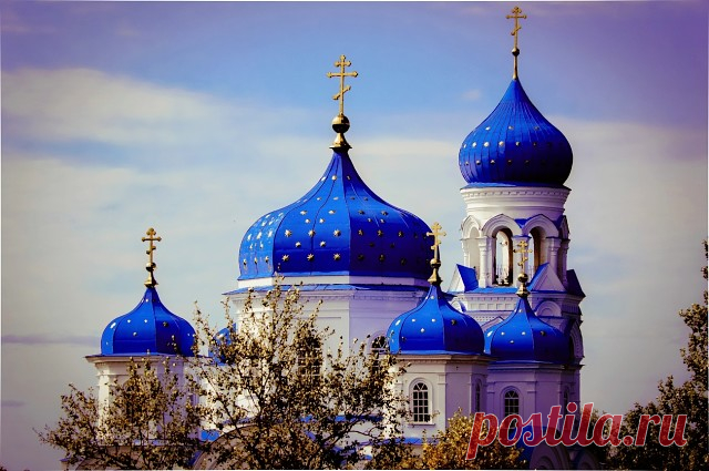 Люблю смотреть на церкви купола,
Когда они окутаны туманом....
И забываю, нежности полна,
О грусти, о тревогах и обманах....