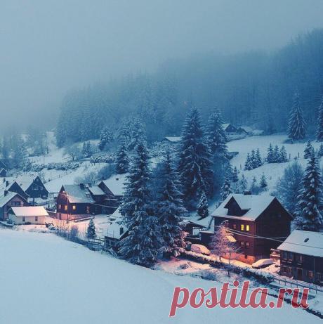 Фигурным росчерком метели, 
Холодным цветом акварели, 
Прозрачно-снежной дымкой сна – 
Так начинается зима... 

Снежинкой, на ладонь упавшей, 
Зарей немножечко уставшей, 
Колдуньей-вьюгой у окна – 
Так начинается зима... 

Теплом уютным у камина, 
Огнями яркими рябины, 
Красой, что щедро ей дана,– 
Так начинается зима... 

Пронзительным желаньем ласки, 
И ожиданьем дивной сказки, 
И встречи той, что суждена,– 
Так начинается зима... 

Туманным инеем сомнений, 
Загадками хи...