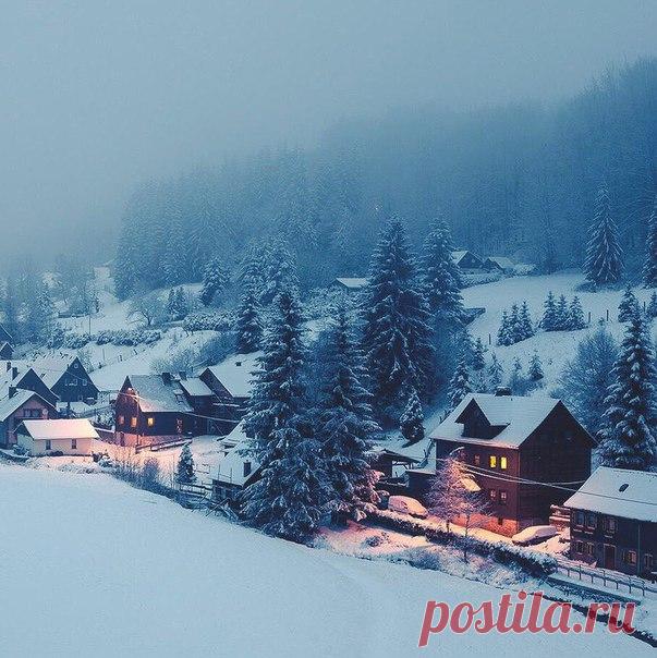 Фигурным росчерком метели, 
Холодным цветом акварели, 
Прозрачно-снежной дымкой сна – 
Так начинается зима... 

Снежинкой, на ладонь упавшей, 
Зарей немножечко уставшей, 
Колдуньей-вьюгой у окна – 
Так начинается зима... 

Теплом уютным у камина, 
Огнями яркими рябины, 
Красой, что щедро ей дана,– 
Так начинается зима... 

Пронзительным желаньем ласки, 
И ожиданьем дивной сказки, 
И встречи той, что суждена,– 
Так начинается зима... 

Туманным инеем сомнений, 
Загадками хи...