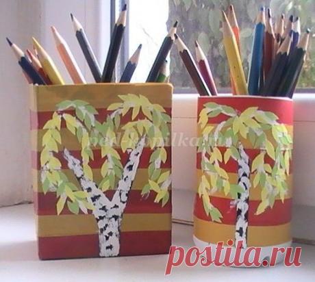 Изготовление подставки для карандашей Изготовление подставки для карандашейМатериалы необходимые для работы:Картонная коробка из под сока, пластиковая бутылка из под моющего должны быть обрезаны по высоте карандашей, цветная бумага (чёрная,ярко жёлтая,ярко зелёная), корректор, клей, ножницы, жёлтая и красная изо...