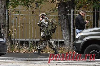 Описана обстановка у военкомата в Москве. У военкомата Измайловского района в Восточном административном округе Москвы собрался самый разный контингент, передает корреспондент «Ленты.ру» с места. По ее словам, кто-то рвется в бой, еле стоя на ногах, кто-то не может собраться с силами и зайти в здание уже около получаса.