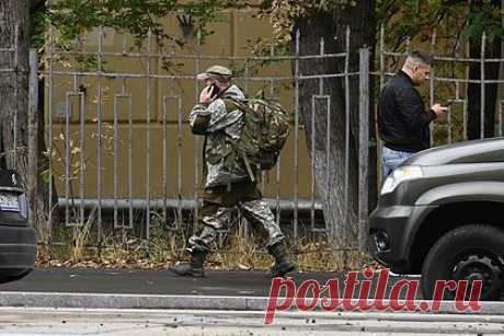 Описана обстановка у военкомата в Москве. У военкомата Измайловского района в Восточном административном округе Москвы собрался самый разный контингент, передает корреспондент «Ленты.ру» с места. По ее словам, кто-то рвется в бой, еле стоя на ногах, кто-то не может собраться с силами и зайти в здание уже около получаса.