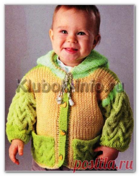 Вязание спицами. Фотогалерея детских моделей. Двухцветный жакетик на пуговицах, с капюшоном и накладными кармашками; на 6-18 месяцев
