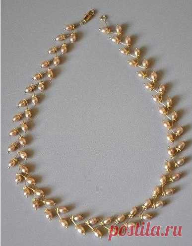 Колье из бусин

Вам потребуются:
-бусины 
-пины (штифты) с шариком 
-спейсеры (разделительные бусины) – плоские цветочки 
-застежка для колье 
-инструменты для изготовления бижутерии: 
1. круглогубцы, 
2.кусачки