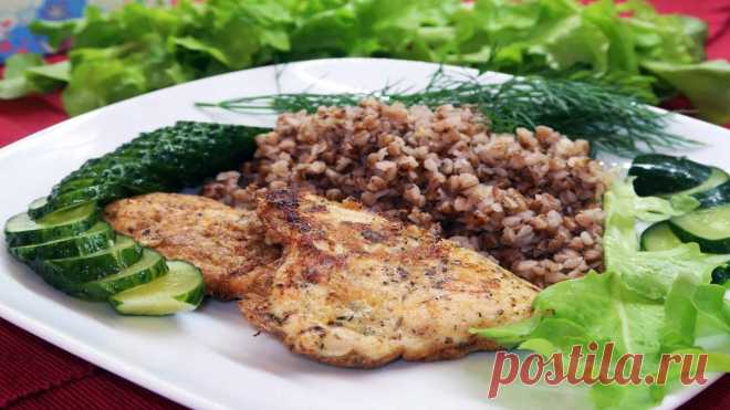 Нежные, вкусные отбивные из филе индейки в кляре. Что приготовить из индейки Ингредиенты:Филе индейки – 300 гЯйцо куриное – 1 шт.Прованские травы – 0,5 ч.лЧеснок гранулированный – 0,5 ч.лМука пшеничная –2 ст.лСоль, перец – по вкусуРастительное масло – для жаркиПодготовленное филе нарезаем поперёк волокон ломтиками, толщиной 1 см. Выкладываем ломтики индейки на...