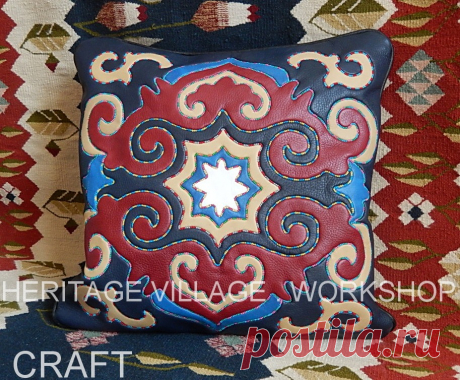 Кожаная подушка в стиле татарской узорной кожи . Размер 450 на 450 мм . #leather_pillowcase , #tatarstan , #татарстан , #узорная_кожа , #татарская_кожаная_мозаика , #ичижный_шов , #kazan , #казань , #татарская_узорная_кожа , #кожа , #кожаная_подушка , #узорная_кожа , #татарский_орнамент , #ремёсла_россии